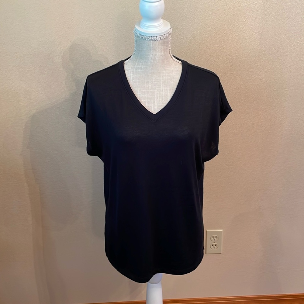 Women’s Orvis  Black Short Sleeve V Neck Knit Top, size small